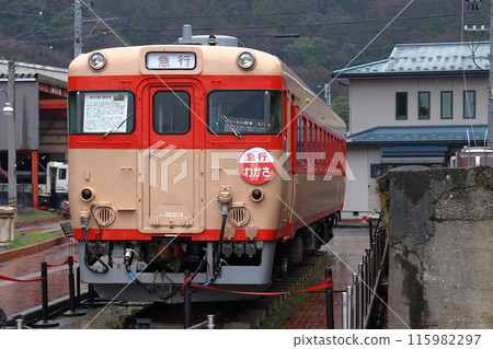 敦賀紅磚倉庫旁放置的 Kiha 28 型（福井縣敦賀市） 115982297