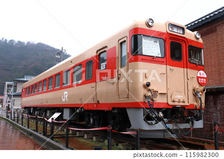 敦賀紅磚倉庫旁放置的 Kiha 28 型（福井縣敦賀市） 115982300