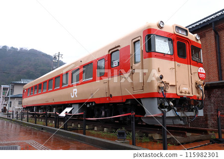 Kiha 28 series locomotive parked next to the Tsuruga Red Brick Warehouse (Tsuruga City, Fukui Prefecture) 115982301