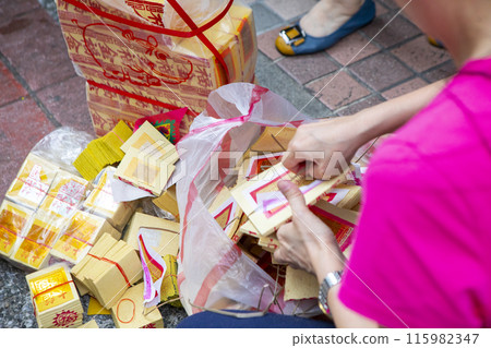 神供應惡魔紙錢，鬼紙，中國，宗教，中國鬼節，中國，宗教，中國鬼節，明紙， 115982347