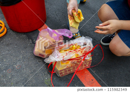 神供應惡魔紙錢，鬼紙，中國，宗教，中國鬼節，中國，宗教，中國鬼節，明紙， 115982349