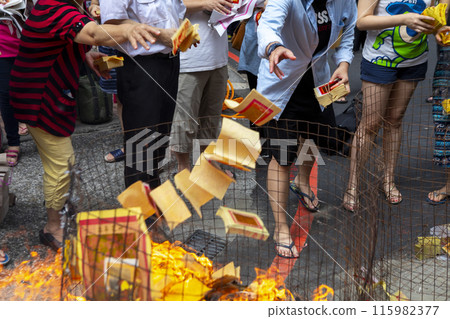 惡魔的紙罐,中國,宗教,中國鬼節,信仰,燒紙罐,中國,中國鬼節,信徒,燒紙 115982377