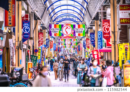 日本橫濱城市景觀:Gumyoji Kannon-dori 購物街擠滿了購物者 = 6 月 4 日下午 日本橫濱城市景觀:Gumyoji Kannon-dori 購物街擠滿了購物者 = 6 月 4 日下午 115982544