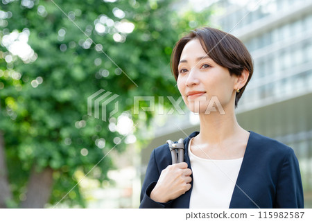 Smiling business woman 115982587