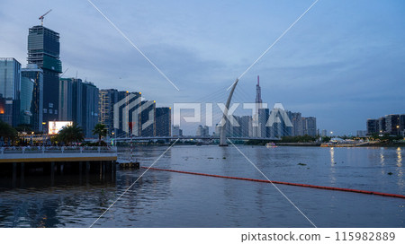 胡志明市西貢河沿岸的傍晚 胡志明市西貢河沿岸的傍晚 115982889