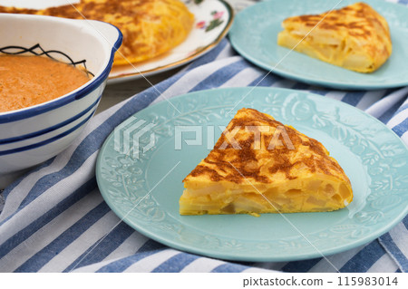 西班牙玉米餅（西班牙煎蛋捲）和西班牙涼菜湯 115983014