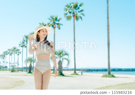 年輕女子海灘度假村形象 115983216