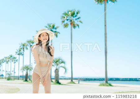 年輕女子海灘度假村形象 115983218