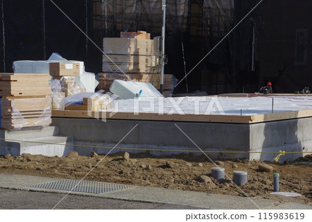 Heat-insulating mat laid on a solid foundation floor 115983619