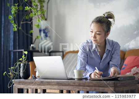 mature asian woman working from home using notebook computer 115983977