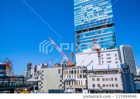 日本東京城市景觀再見西口…澀谷站西口附近的牆壁也被覆蓋了…重建工作等=6月5日 日本東京城市景觀再見西口…澀谷站西口附近的牆壁也被覆蓋了…重建工作等=6月5日 115984048