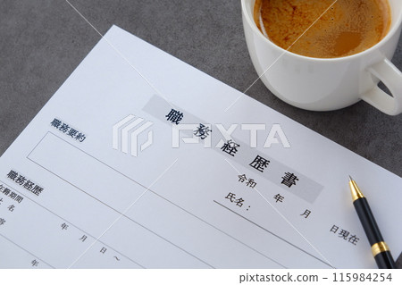 一邊喝咖啡,一邊寫求職必備的簡歷 一邊喝咖啡,一邊寫求職必備的簡歷 115984254