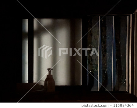 雨夜的老民居窗戶 115984364