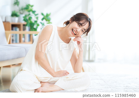 一個女人在客廳做瑜伽 115985460