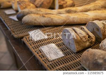 Bread in a bakery with handwritten product description 115985675