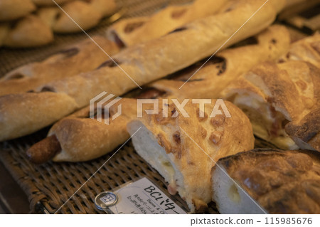 Bread in a bakery with handwritten product description 115985676