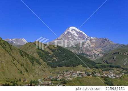 卡茲別克山、Gergeti 三一教堂和 Stepantsminda 城鎮景觀 115986151