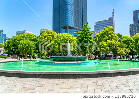 [東京] 初夏的日比谷公園噴泉和東京中城日比谷美麗的新綠 115986726