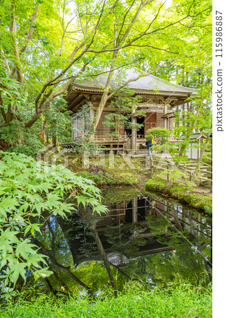 中尊寺峰串堂倒影池 倒影堂右側的石塔建於 12 世紀。 中尊寺峰串堂倒影池 倒影堂右側的石塔建於 12 世紀。 115986887