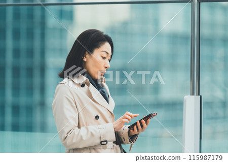 businesswoman, smartphone, sumaho 115987179