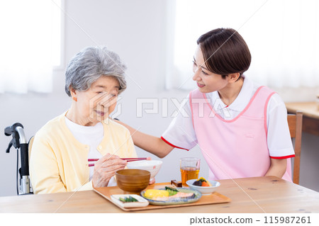 照護：護理人員擔心一位沒有胃口的老年婦女 115987261