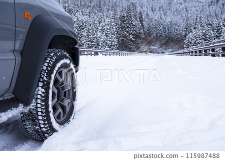 Snowy road, icy road (near Oyama Kyoganari) 115987488