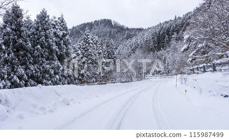 Snowy road, icy road (near Oyama Kyoganari) 115987499