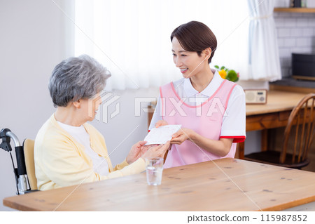Nursing image Senior woman taking medicine 115987852