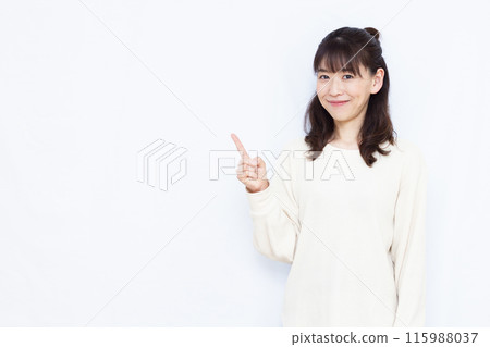 指著手指的女人 115988037
