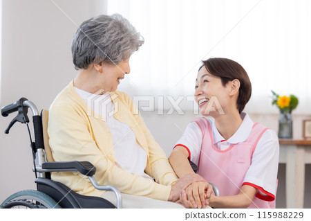 護理圖像高級婦女和照顧者的肖像 115988229