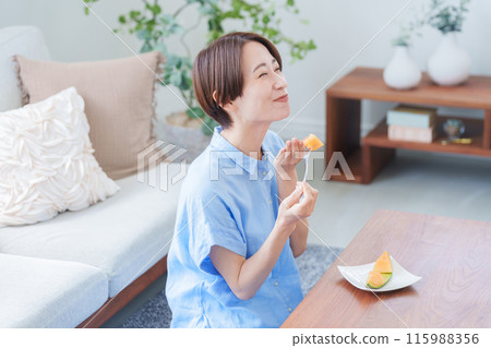 女人吃瓜甜點 女人吃瓜甜點 115988356