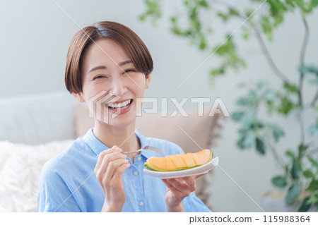 女人吃瓜甜點 女人吃瓜甜點 115988364