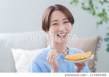 女人吃瓜甜點 115988366
