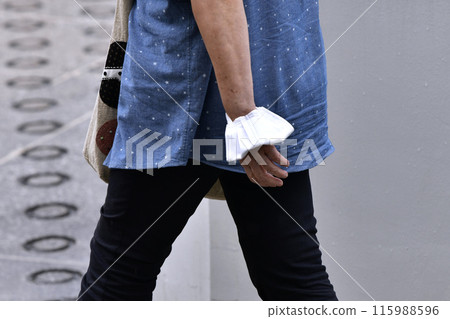 日本東京市景 戴著手臂面具的老人...他們無法擺脫的面具...從束縛中解放...=橫濱市 日本東京市景 戴著手臂面具的老人...他們無法擺脫的面具...從束縛中解放...=橫濱市 115988596