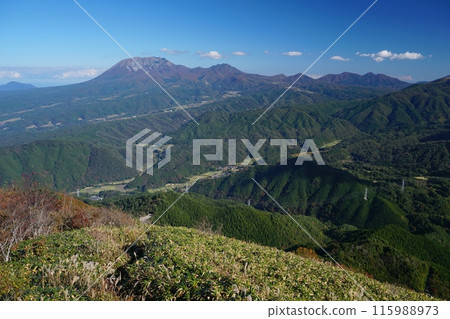 Panoramic view of autumn Mt. Daisen and Mt. Hiruzen seen from the observation deck on the Mt. Kenashi mountain trail in Tottori Prefecture Ver1 115988973