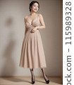 一件米色禮服的美麗的少婦 115989328