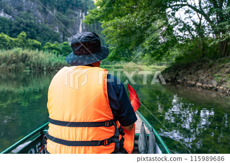 乘坐划艇沿著越南河內的山谷河體驗寧平遊船之旅 115989686