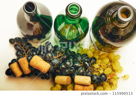 Wine corks,stopper,bottle,grape. Old taste of pleasure 115990513