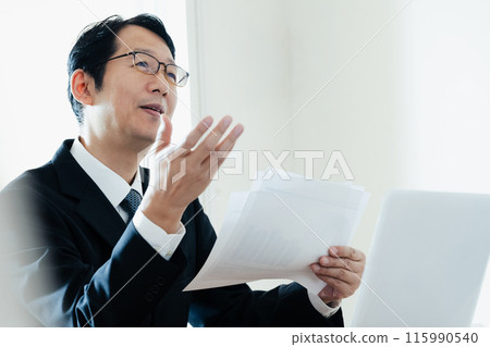 A professional man explaining 115990540