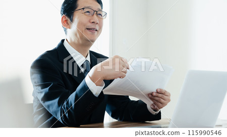 A professional man explaining 115990546