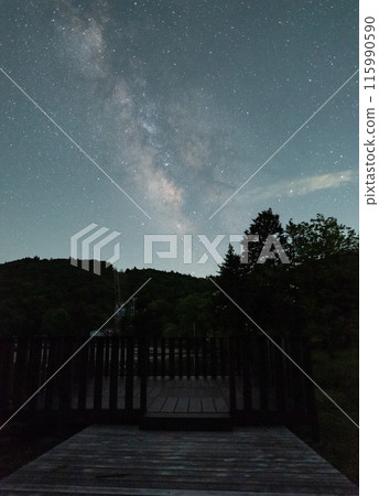 beautiful milky way 115990590