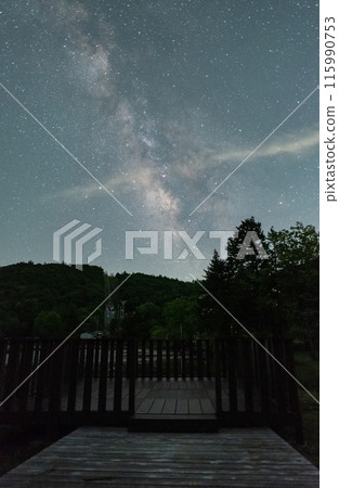 beautiful milky way 115990753