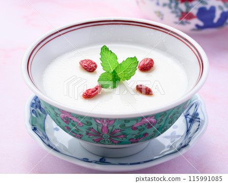 杏仁豆腐配枸杞和薄荷裝飾 杏仁豆腐配枸杞和薄荷裝飾 115991085