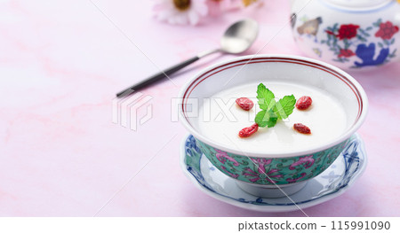 杏仁豆腐配枸杞和薄荷裝飾 杏仁豆腐配枸杞和薄荷裝飾 115991090