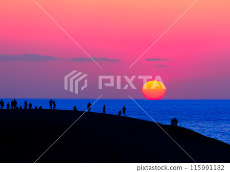 Sunset as seen from Umanose in the Tottori Sand Dunes. Sunset as seen from Umanose in the Tottori Sand Dunes. 115991182
