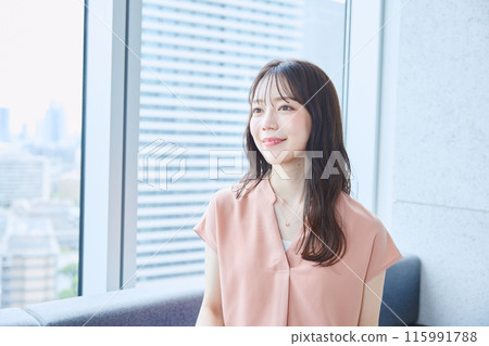 坐在辦公室沙發上的女人 坐在辦公室沙發上的女人 115991788