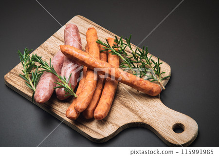 將看起來美味的香腸放在切菜板上 115991985