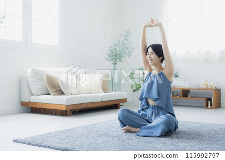 藍色吊帶背心的女人 藍色吊帶背心的女人 115992797