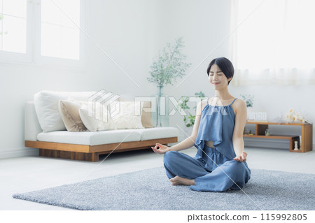 藍色吊帶背心的女人 115992805