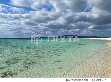 美麗的海岸線,清澈的海水和白色的沙灘 美麗的海岸線,清澈的海水和白色的沙灘 115993140